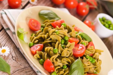 Kiraz domatesli ve bezelyeli Fusilli makarna..