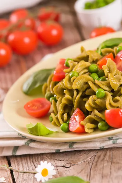 Kiraz domatesli ve bezelyeli Fusilli makarna..