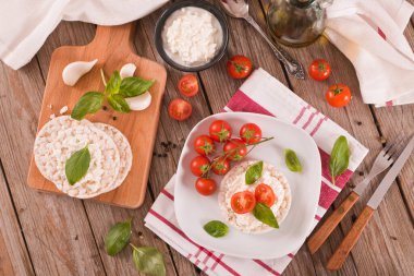 Süt taneli ve domatesli pirinç kekleri..