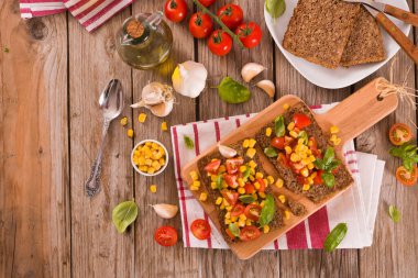 Tatlı mısır, fesleğen ve domatesli çavdar ekmeği..