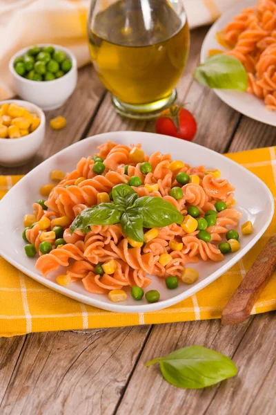 Fusilli Pasta Met Erwten Suikermaïs — Stockfoto