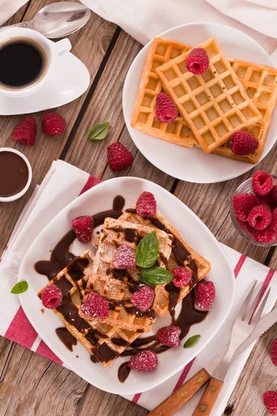 Waffle Dengan Raspberry Dan Krim Cokelat — Stok Foto
