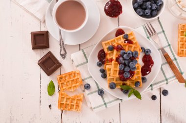 Yaban mersinli waffle ve reçelli. 