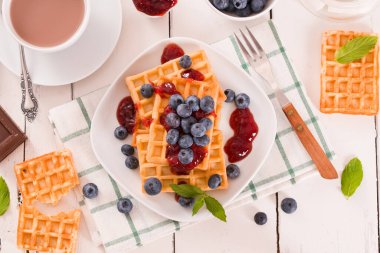 Yaban mersinli waffle ve reçelli. 