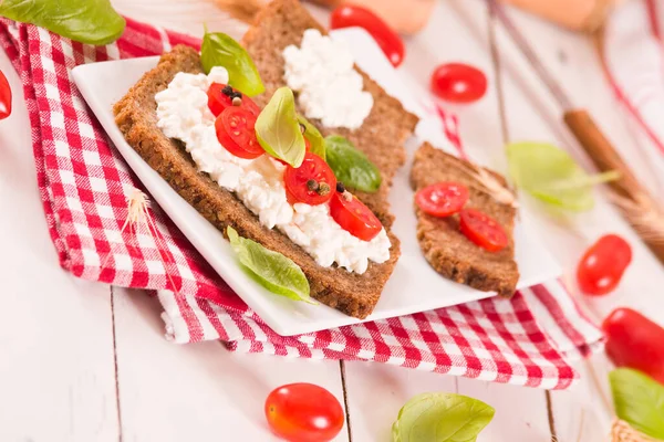 Çavdar ekmeği, süzme peynir, fesleğen ve domates..