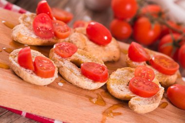 Kirazlı domates ve zeytinyağlı friselle..