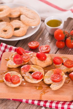 Kirazlı domates ve zeytinyağlı friselle..