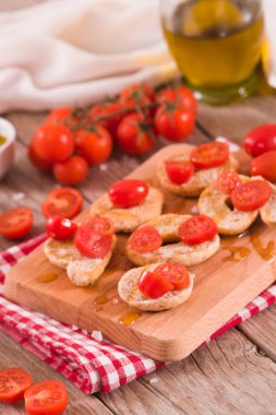 Kirazlı domates ve zeytinyağlı friselle..