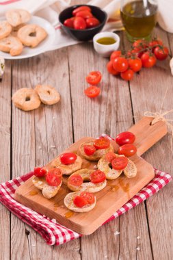 Kirazlı domates ve zeytinyağlı friselle..