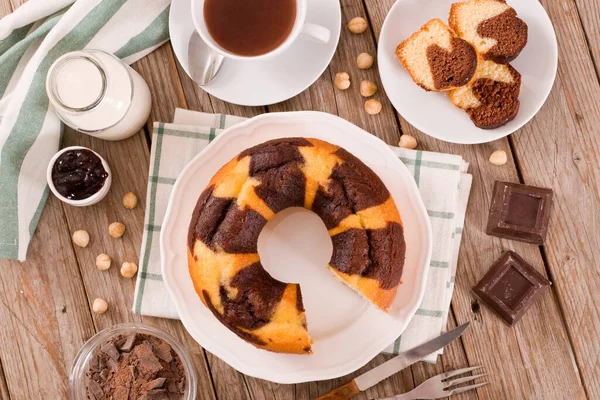 Gâteau Anneau Marbre Aux Noisettes Sur Plat Blanc — Photo