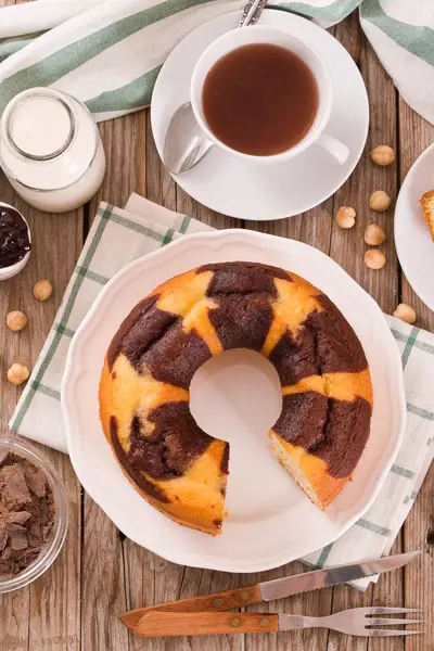 Gâteau Anneau Marbre Aux Noisettes Sur Plat Blanc — Photo