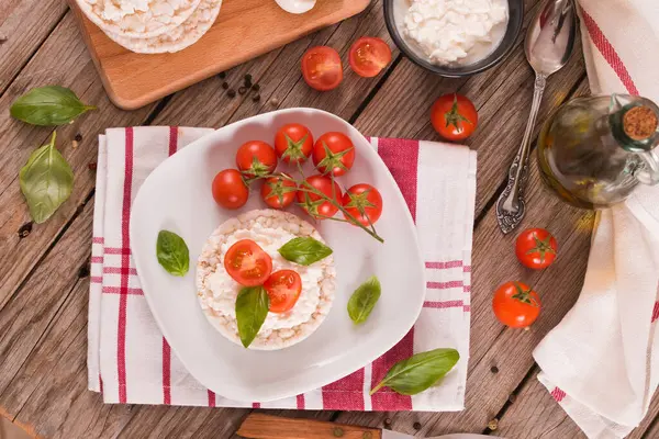 Reiskuchen Mit Milchflocken Und Tomaten — Stockfoto