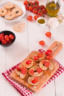 Kirazlı domates ve zeytinyağlı friselle..