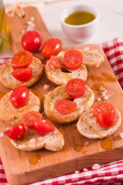 Kirazlı domates ve zeytinyağlı friselle..