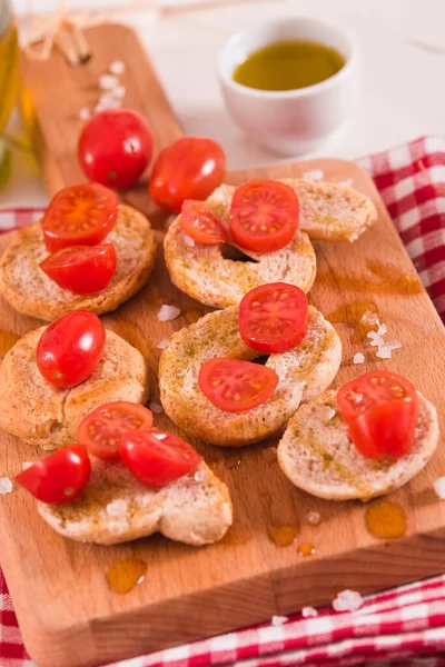 Kirazlı domates ve zeytinyağlı friselle..