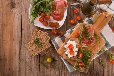 Susamlı kızarmış çavdar ekmeği, jambon ve süzme peynir..