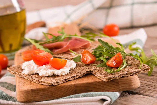 Susamlı kızarmış çavdar ekmeği, jambon ve süzme peynir..