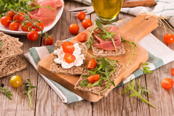 Susamlı kızarmış çavdar ekmeği, jambon ve süzme peynir..