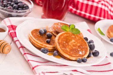 Yaban mersinli krep ve çikolata kremalı..