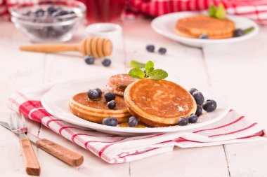 Yaban mersinli krep ve çikolata kremalı..