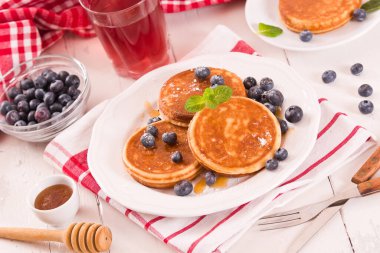 Yaban mersinli krep ve çikolata kremalı..