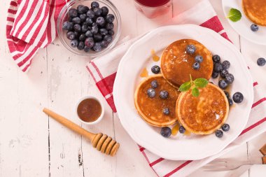 Yaban mersinli krep ve çikolata kremalı..