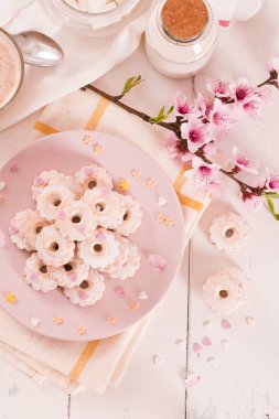 Canestrelli bisküvileri. Beyaz tabakta krema şekeri.. 