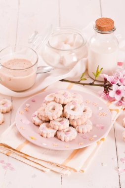 Canestrelli bisküvileri. Beyaz tabakta krema şekeri.. 