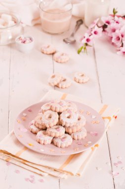Canestrelli bisküvileri. Beyaz tabakta krema şekeri.. 