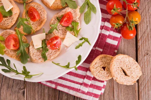 Friselle Com Tomate Cereja Rúcula — Fotografia de Stock