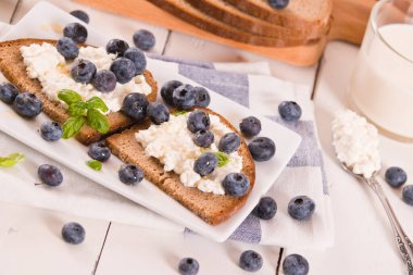 Çavdar ekmeği, süzme peynir, yabanmersini ve bal..