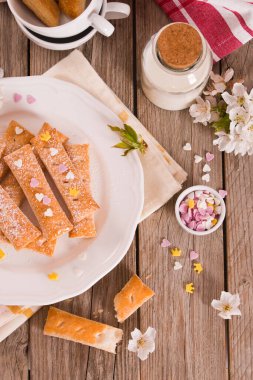Beyaz tabakta şekerli poğaça kurabiyeleri.