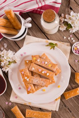 Beyaz tabakta şekerli poğaça kurabiyeleri.