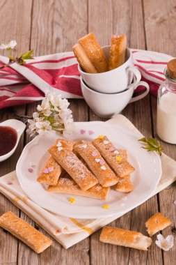 Beyaz tabakta şekerli poğaça kurabiyeleri.