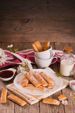 Beyaz tabakta şekerli poğaça kurabiyeleri.