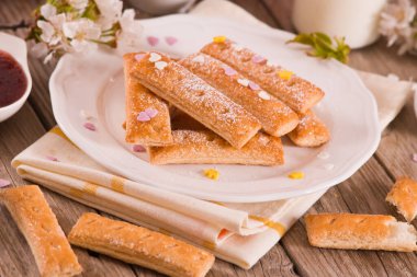 Beyaz tabakta şekerli poğaça kurabiyeleri.