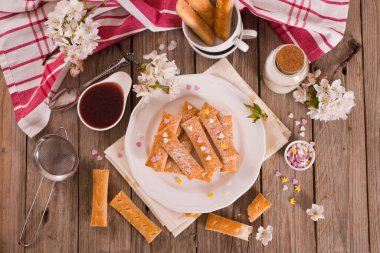 Beyaz tabakta şekerli poğaça kurabiyeleri.