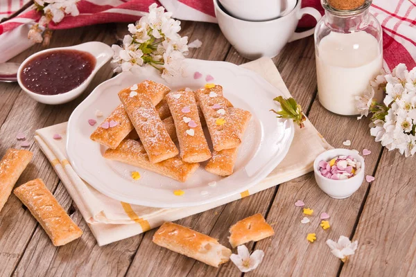 Beyaz tabakta şekerli poğaça kurabiyeleri.