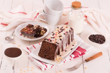 Beyaz kremalı ve şekerli sünger keki..