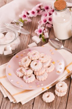 Tahta masadaki şekerli Canestrelli bisküvileri.