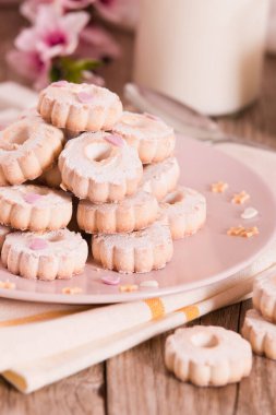 Tahta masadaki şekerli Canestrelli bisküvileri.