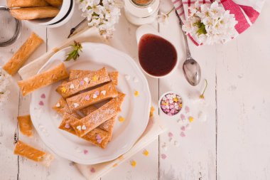 Beyaz tabakta şekerli poğaça kurabiyeleri.