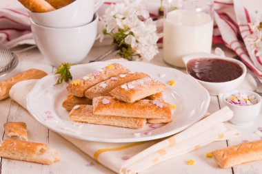 Beyaz tabakta şekerli poğaça kurabiyeleri.