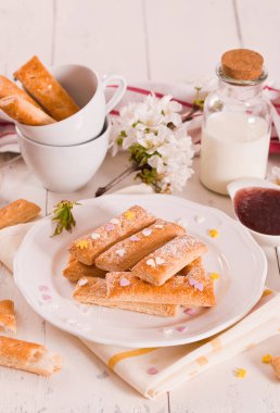 Beyaz tabakta şekerli poğaça kurabiyeleri.
