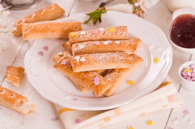 Beyaz tabakta şekerli poğaça kurabiyeleri.