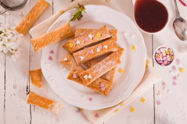 Beyaz tabakta şekerli poğaça kurabiyeleri.