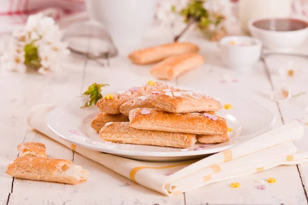 Beyaz tabakta şekerli poğaça kurabiyeleri.
