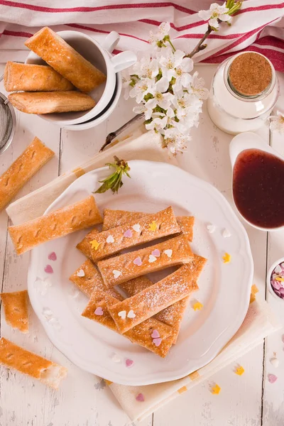 Beyaz tabakta şekerli poğaça kurabiyeleri.