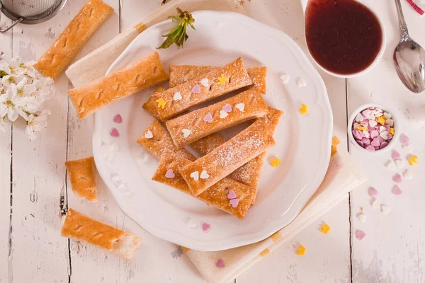 Beyaz tabakta şekerli poğaça kurabiyeleri.