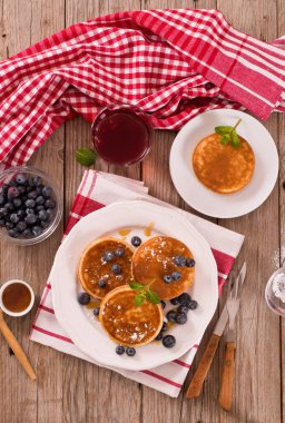 Yaban mersinli krep ve çikolata kremalı..